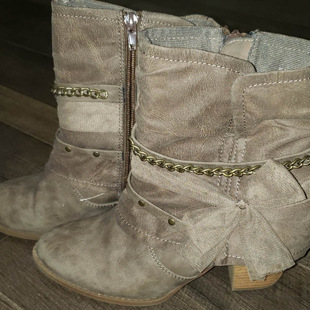Super cute light brown/taupe booties